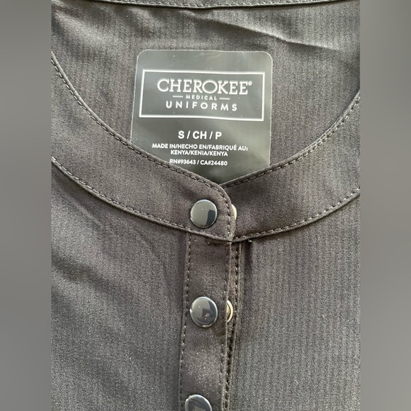 Cherokee contemporary scrub top 3 button black small - Picture 5 of 9